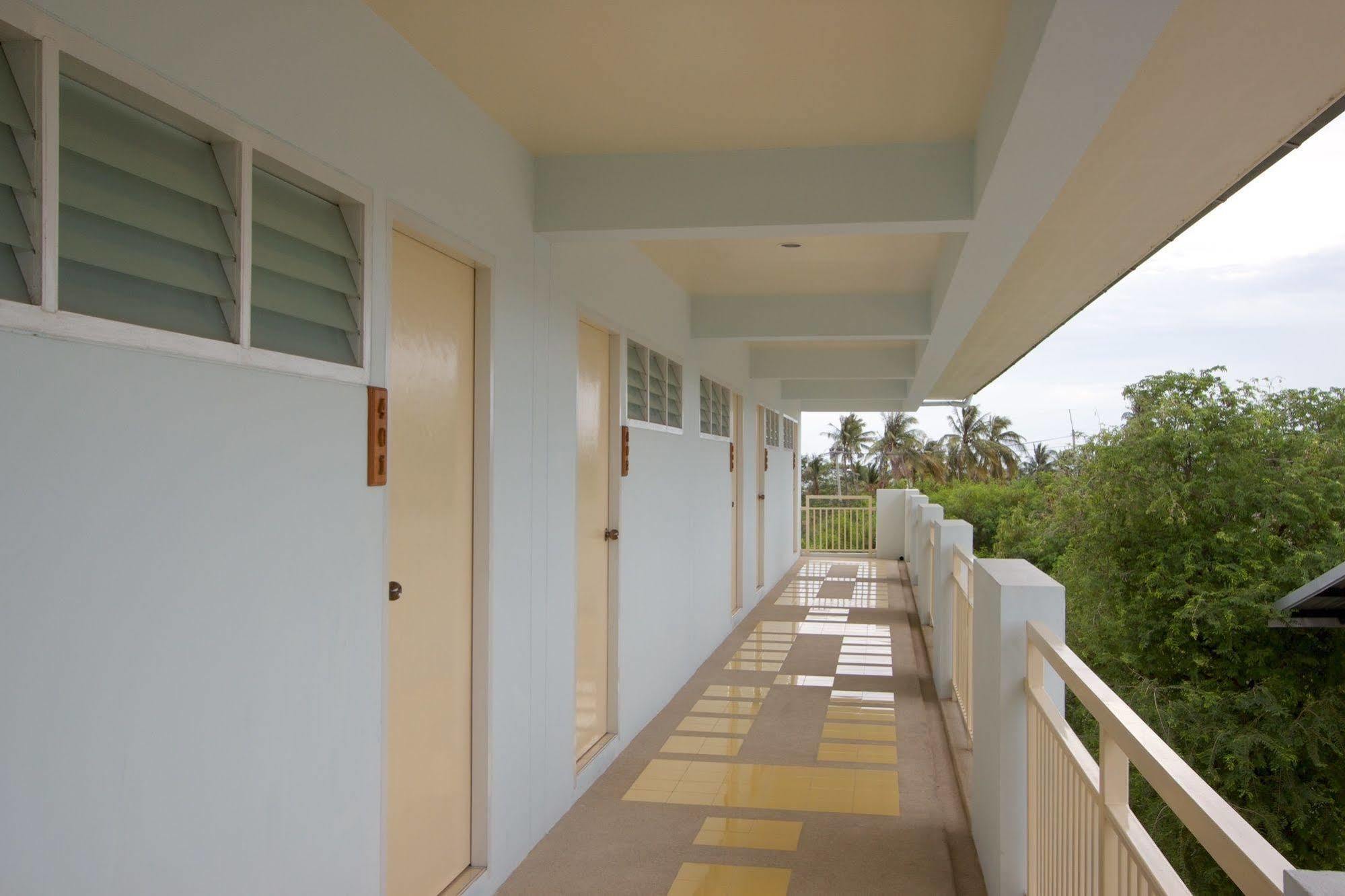 Charn Residence Bangsaen Exterior foto